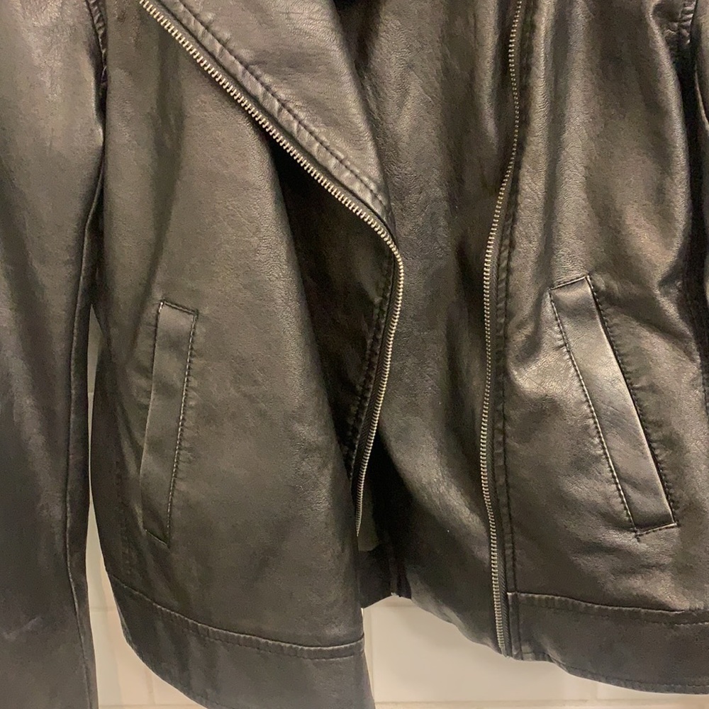 Leather jacket - Picture 2 of 4